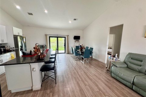 Villa ou maison à vendre à Lehigh Acres, Floride: 3 chambres, 185.8 m2 № 1966632 - photo 12