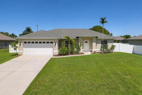 House in Cape Coral, Florida 3 bedrooms № 1893228 - photo 1