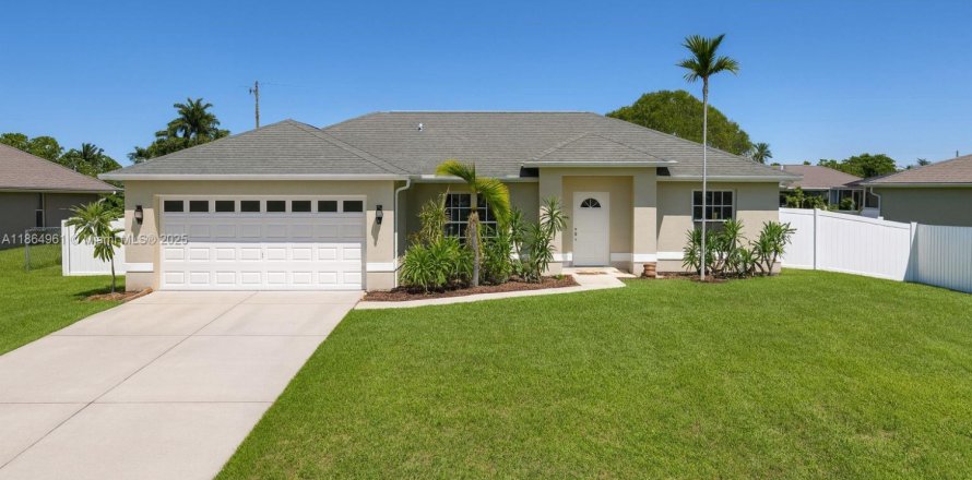 House in Cape Coral, Florida 3 bedrooms № 1893228