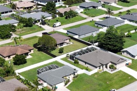 House in Cape Coral, Florida 3 bedrooms № 1893228 - photo 13