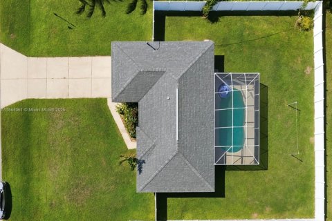 House in Cape Coral, Florida 3 bedrooms № 1893228 - photo 12