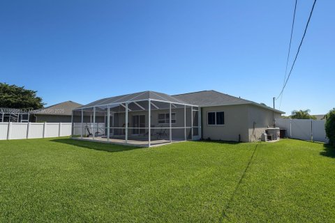 House in Cape Coral, Florida 3 bedrooms № 1893228 - photo 11