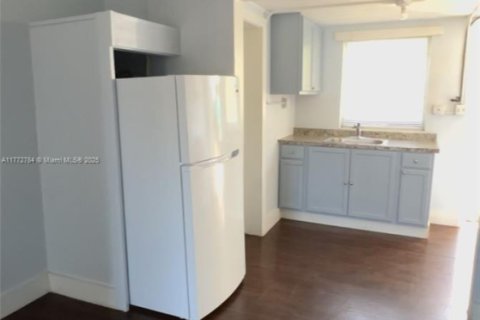 Снять в аренду квартиру в Хомстед, Флорида 1 спальня, 386.38м2, № 1958566 - фото 1