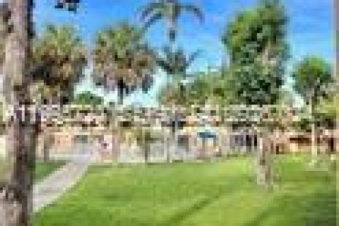 Condo in Miami, Florida, 3 bedrooms  № 2058608