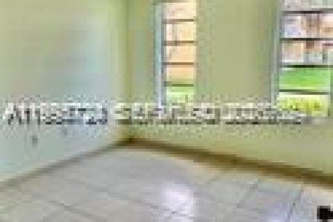 Condo in Miami, Florida, 3 bedrooms № 2058608 - photo 11