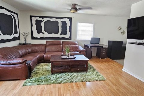 House in Pinellas Park, Florida 2 bedrooms, 126.63 sq.m. № 1917476 - photo 2