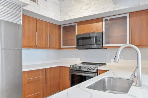 Condo in Coral Gables, Florida, 2 bedrooms  № 1852092 - photo 13