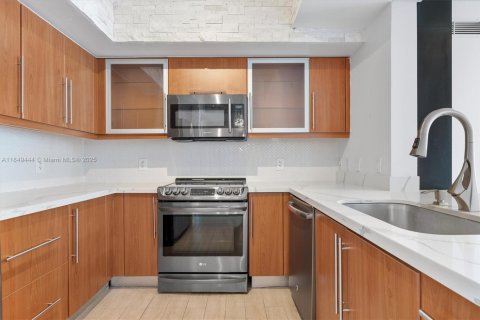 Condo in Coral Gables, Florida, 2 bedrooms  № 1852092 - photo 11