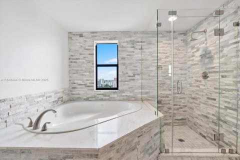 Condo in Coral Gables, Florida, 2 bedrooms  № 1852092 - photo 19