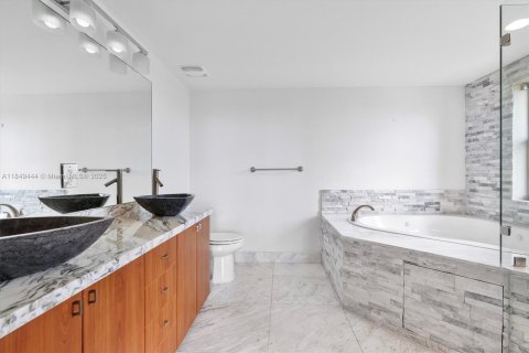 Condo in Coral Gables, Florida, 2 bedrooms  № 1852092 - photo 18