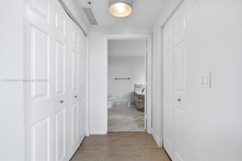 Condo in Coral Gables, Florida, 2 bedrooms  № 1852092 - photo 17