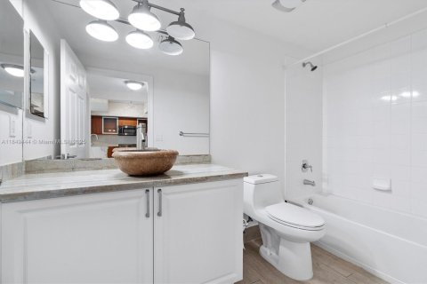 Condo in Coral Gables, Florida, 2 bedrooms  № 1852092 - photo 25