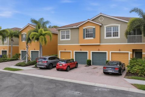 Condo in Sarasota, Florida, 3 bedrooms № 2156190 - photo 2