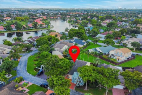 House in Miami, Florida 3 bedrooms, 189.8 sq.m. № 1955575 - photo 27