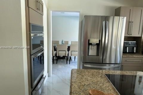 House in Miami, Florida 4 bedrooms, 224.54 sq.m. № 2173050 - photo 10