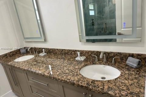 House in Miami, Florida 4 bedrooms, 224.54 sq.m. № 2173050 - photo 12