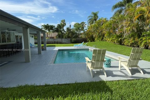 House in Miami, Florida 4 bedrooms, 224.54 sq.m. № 2173050 - photo 3