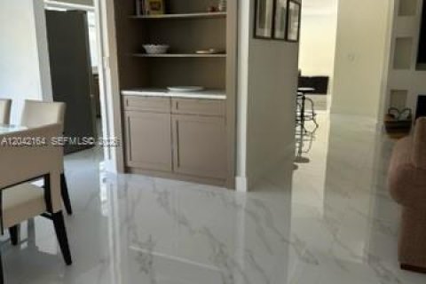 House in Miami, Florida 4 bedrooms, 224.54 sq.m. № 2173050 - photo 25