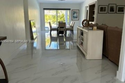 House in Miami, Florida 4 bedrooms, 224.54 sq.m. № 2173050 - photo 19