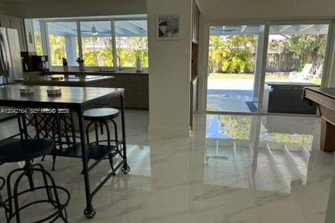 House in Miami, Florida 4 bedrooms, 224.54 sq.m. № 2173050 - photo 17