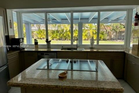 House in Miami, Florida 4 bedrooms, 224.54 sq.m. № 2173050 - photo 8
