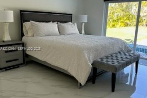 House in Miami, Florida 4 bedrooms, 224.54 sq.m. № 2173050 - photo 20