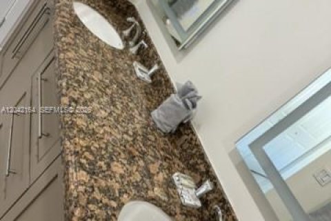 House in Miami, Florida 4 bedrooms, 224.54 sq.m. № 2173050 - photo 21