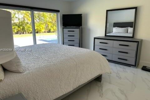 House in Miami, Florida 4 bedrooms, 224.54 sq.m. № 2173050 - photo 23