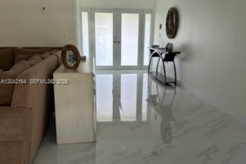 House in Miami, Florida 4 bedrooms, 224.54 sq.m. № 2173050 - photo 18