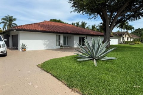 House in Miami, Florida 4 bedrooms, 224.54 sq.m. № 2173050 - photo 1