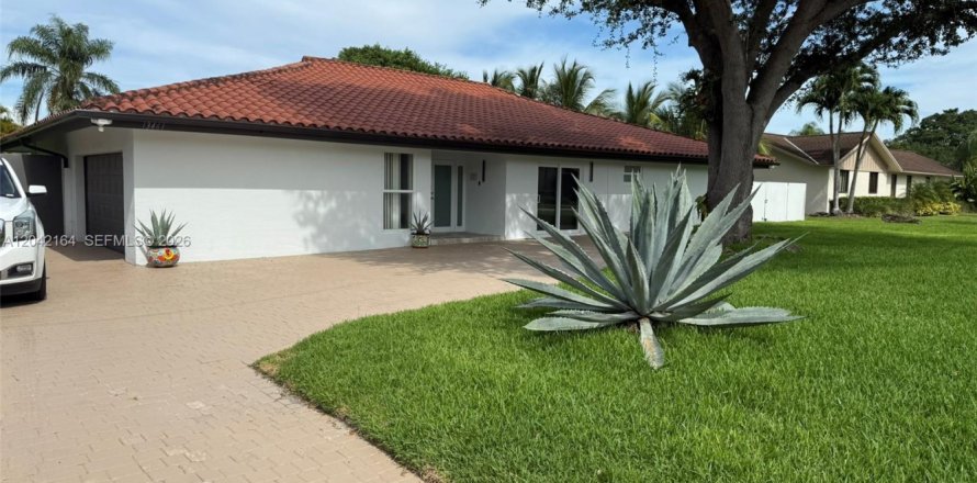 House in Miami, Florida 4 bedrooms, 224.54 sq.m. № 2173050