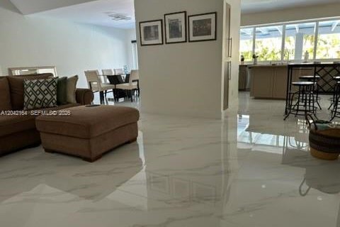 House in Miami, Florida 4 bedrooms, 224.54 sq.m. № 2173050 - photo 16