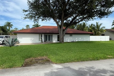 House in Miami, Florida 4 bedrooms, 224.54 sq.m. № 2173050 - photo 2