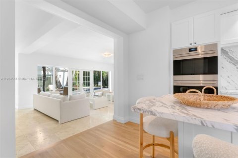 Casa en venta en Miami Beach, Florida, 6 dormitorios, 418.8 m2 № 1969748 - foto 30