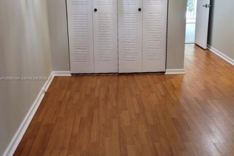 Condo in Pembroke Pines, Florida, 1 bedroom  № 2064707 - photo 11