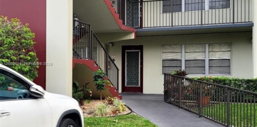 Condo in Pembroke Pines, Florida, 1 bedroom  № 2064707