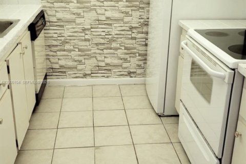 Condo in Pembroke Pines, Florida, 1 bedroom  № 2064707 - photo 8