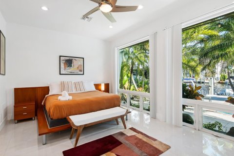 House in Fort Lauderdale, Florida 5 bedrooms, 211.63 sq.m. № 2158179