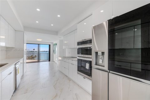 Condominio en alquiler en Miami, Florida, 2 dormitorios, 215.53 m2 № 2026361 - foto 18