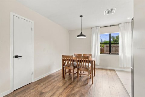 House in Clearwater, Florida 2 bedrooms, 89.19 sq.m. № 2403602 - photo 8