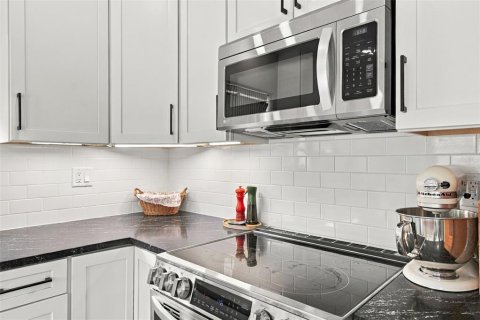 House in Clearwater, Florida 2 bedrooms, 89.19 sq.m. № 2403602 - photo 14