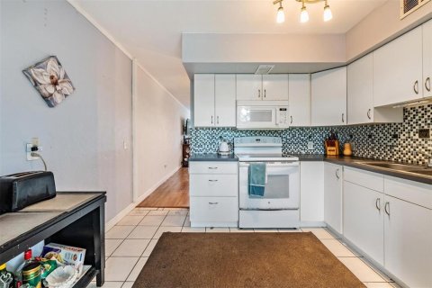 Condo in Kenneth City, Florida, 2 bedrooms № 2097635 - photo 11