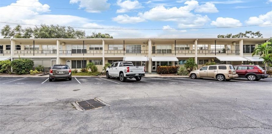 Condo in Kenneth City, Florida, 2 bedrooms № 2097635