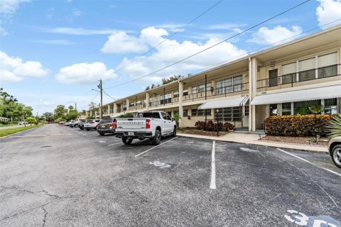 Condo in Kenneth City, Florida, 2 bedrooms № 2097635 - photo 2