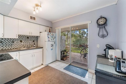 Condo in Kenneth City, Florida, 2 bedrooms № 2097635 - photo 10