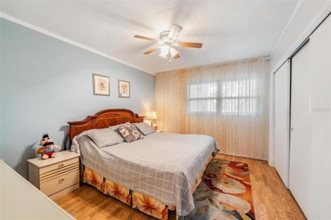 Condo in Kenneth City, Florida, 2 bedrooms № 2097635 - photo 13
