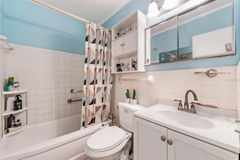 Condo in Kenneth City, Florida, 2 bedrooms № 2097635 - photo 17