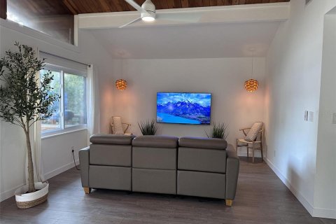 House in Saint Petersburg, Florida 5 bedrooms, 208.1 sq.m. № 1802356 - photo 6