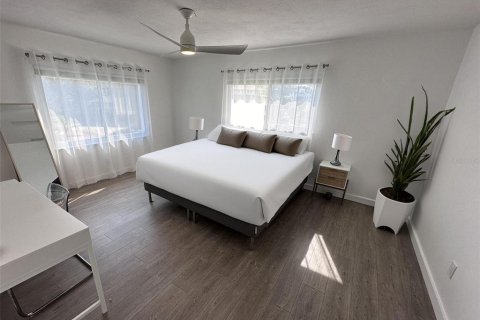 House in Saint Petersburg, Florida 5 bedrooms, 208.1 sq.m. № 1802356 - photo 15