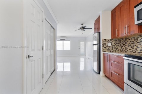 Copropriété à vendre à Miami Beach, Floride: 37.16 m2 № 1887595 - photo 2